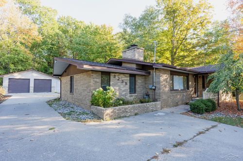 3235 Oakland Dr, Clare, MI, 48617-9420 | Card Image