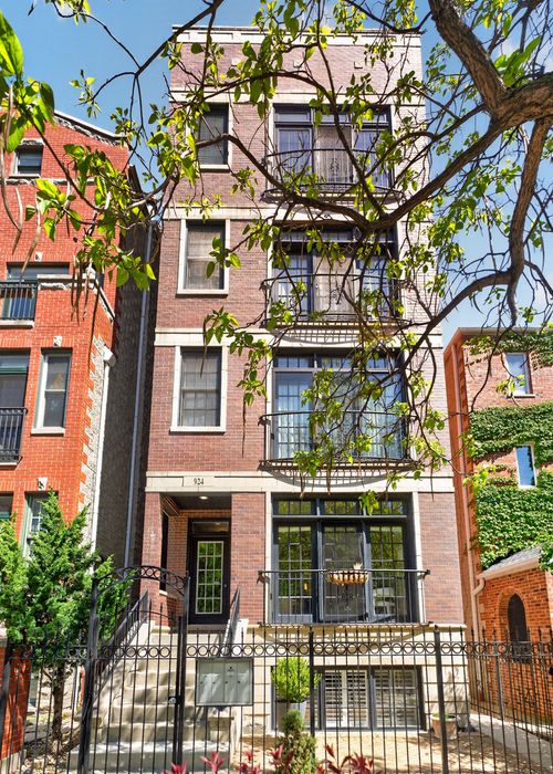 1-924 W Roscoe St, Chicago, IL, 60657-6889 | Card Image