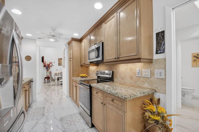 6858 Fountains Cir, Condo with 3 bedrooms, 3 bathrooms and null parking in Lake Worth FL | Image 19
