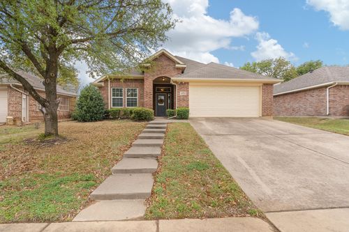 1002 Hidden Oaks Dr, Burleson, TX, 76028-6052 | Card Image