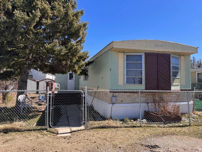 7 - 4308 42 Avenue, Home with 3 bedrooms, 2 bathrooms and 3 parking in Rocky Mountain House AB | Image 1