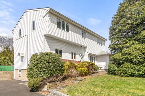 69 Amsterdam Rd, Smithtown, NY, 11787-3121 | Card Image