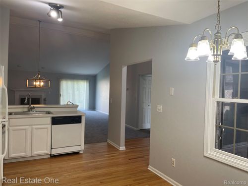 4-2519 Westmont Cir, Sterling Heights, MI, 48310-6987 | Card Image