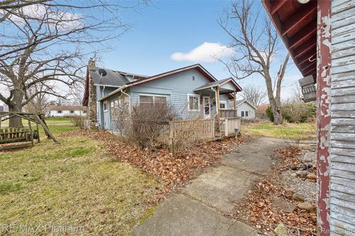 215 Washington St, Byron, MI, 48418-9135 | Card Image
