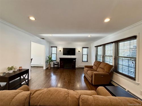 4 Sheila Ct, Manorville, NY, 11949-2540 | Card Image