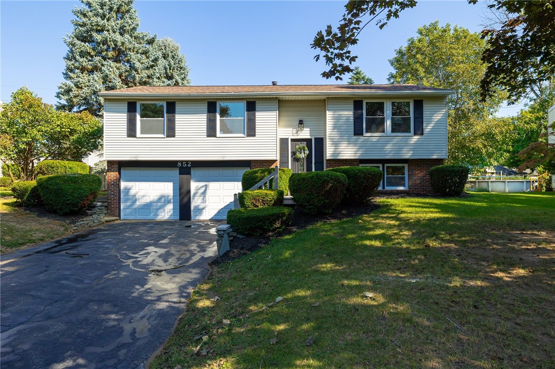 Bridle Ln, Webster, NY 14580