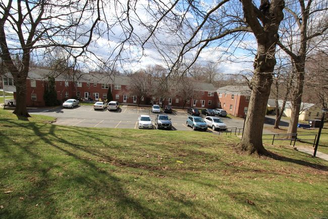 51 - 51 Arnold Way, Condo with 2 bedrooms, 1 bathrooms and 1 parking in West Hartford CT | Image 17