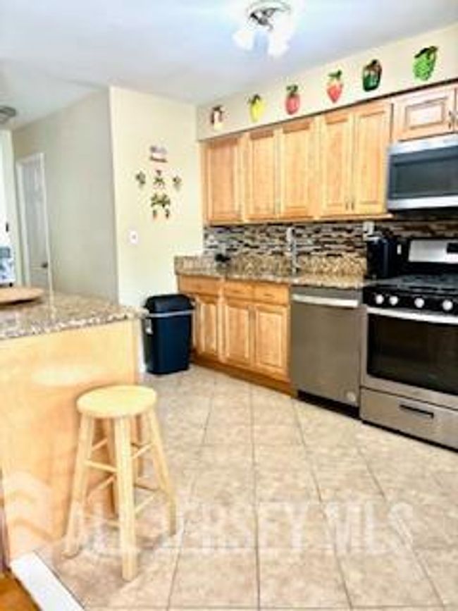 318 High St, Townhouse with 3 bedrooms, 2 bathrooms and null parking in Perth Amboy NJ | Image 15