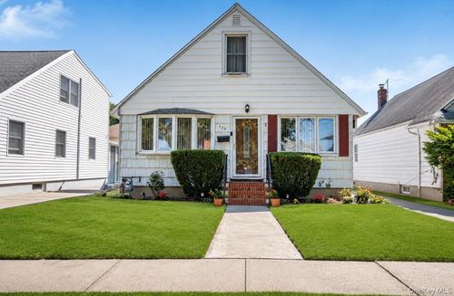 932 Cherry Ln, Floral Park, NY, 11001-1303 | Card Image