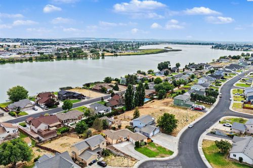 909 W Windrose Dr, Moses Lake, WA, 98837-1463 | Card Image