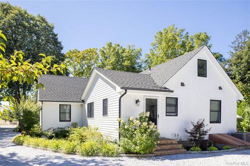 1260 Main Rd, Riverhead, NY, 11901-5725 | Card Image