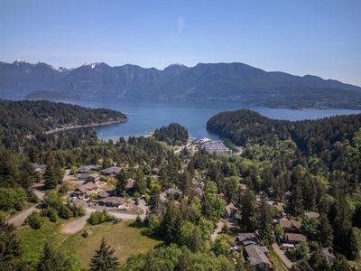 576 Cates Hill Rd, House other with 3 bedrooms, 2 bathrooms and 4 parking in Bowen Island BC | Image 3