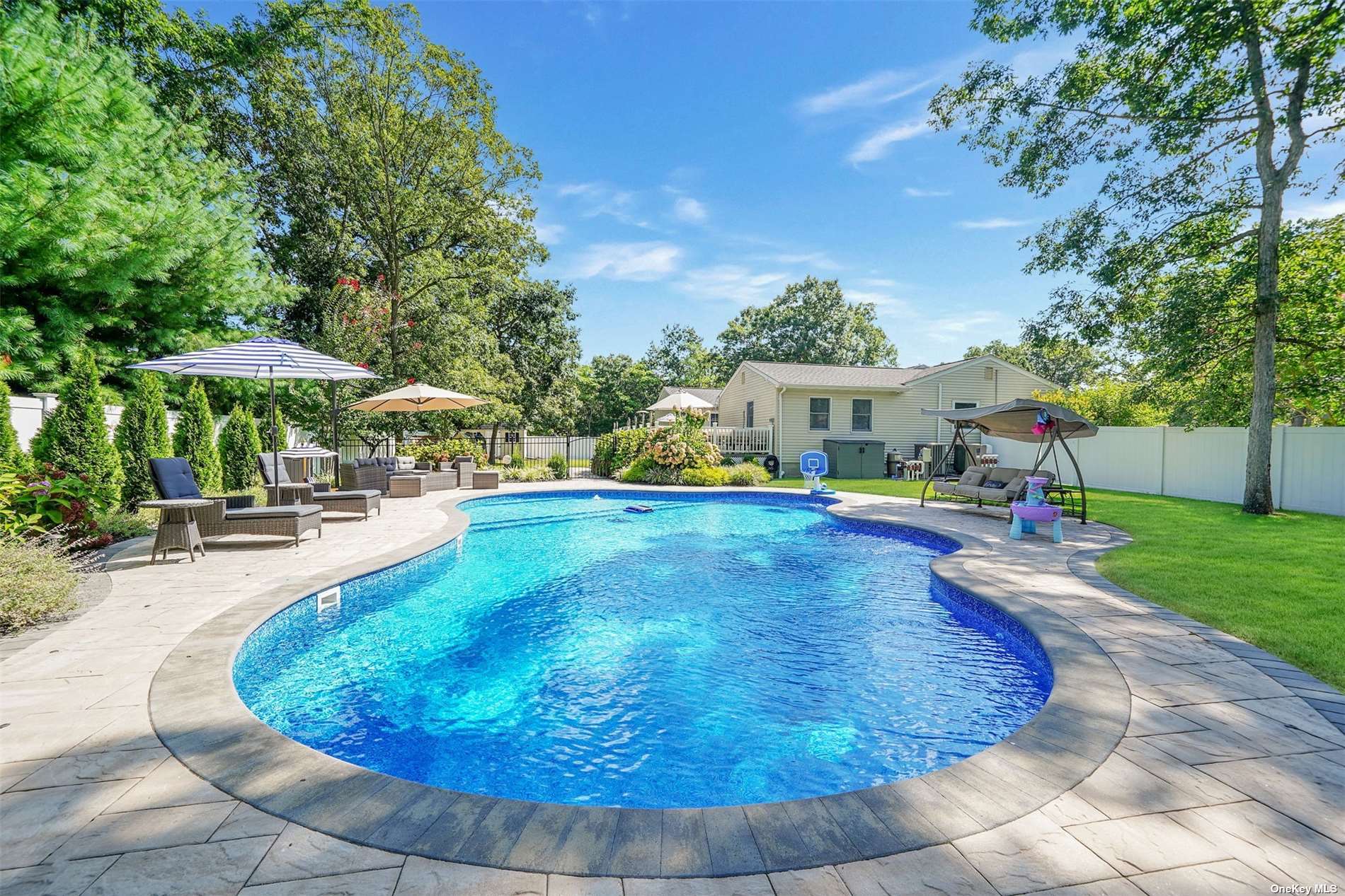 Madsen Ct, Mount Sinai, NY 11766