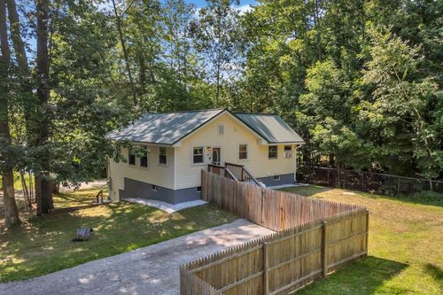 93 Rockaway Rd, Falmouth, ME, 04105-2402 | Card Image