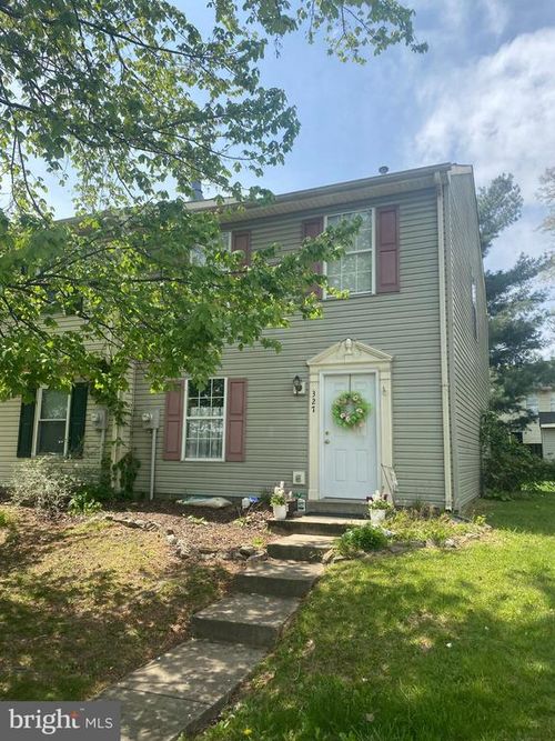 327 Georgetowne Ct, Stephens City, VA, 22655-3812 | Card Image