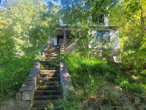 573 Hurricane Creek Rd, Hyden, KY, 41749-8669 | Card Image