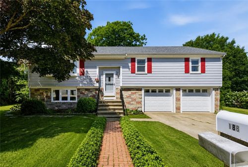 18 Continental Dr, Middletown, RI, 02842-7204 | Card Image