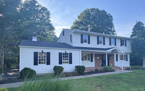 135 Church Ave, Islip, NY, 11751-4301 | Card Image