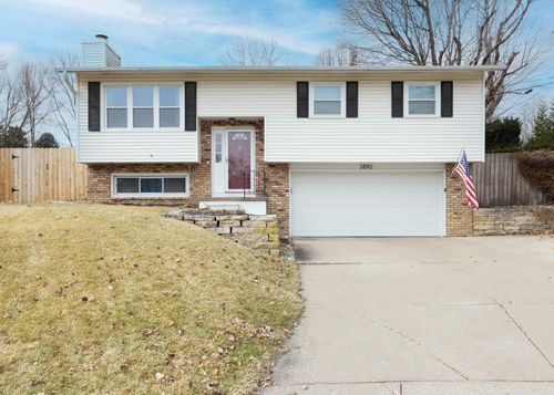 3890 Tanglefoot Ct, Bettendorf, IA, 52722-2151 | Card Image