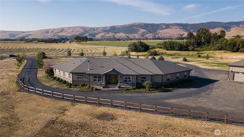 631 Radiant View Dr, Ellensburg, WA, 98926-6716 | Card Image