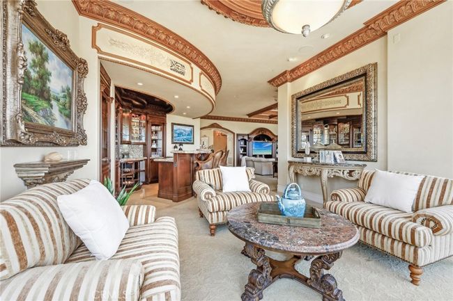 Sitting Area and full wet bar. | Image 18