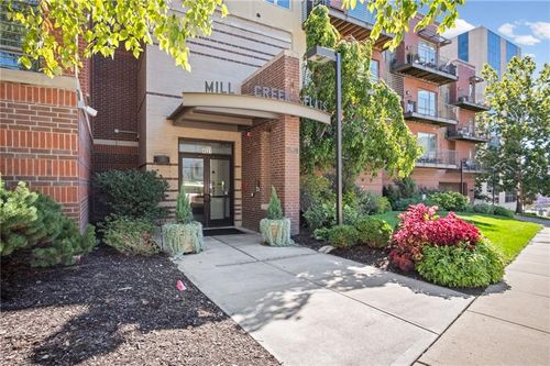 201-4521 Wornall Rd, Kansas City, MO, 64111-3213 | Card Image