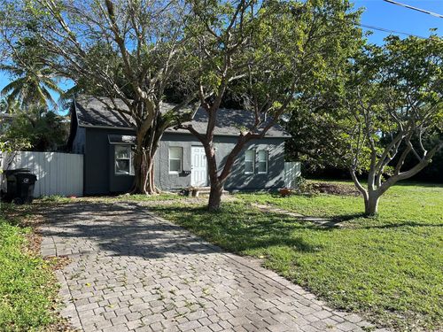 823 Ne 14th Pl, Fort Lauderdale, FL, 33304-1217 | Card Image