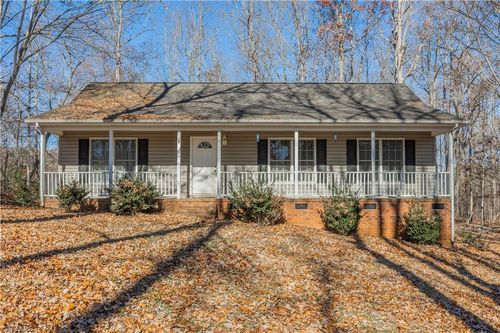 830 Country Place Rd, Asheboro, NC, 27203-8226 | Card Image