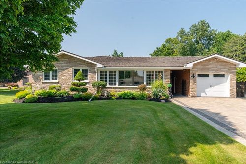 4 Colonial Dr, Ayr, ON, N0B1E0 | Card Image