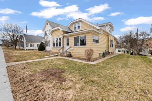 151 Edgewood Ln, West Bend, WI, 53095-3405 | Card Image