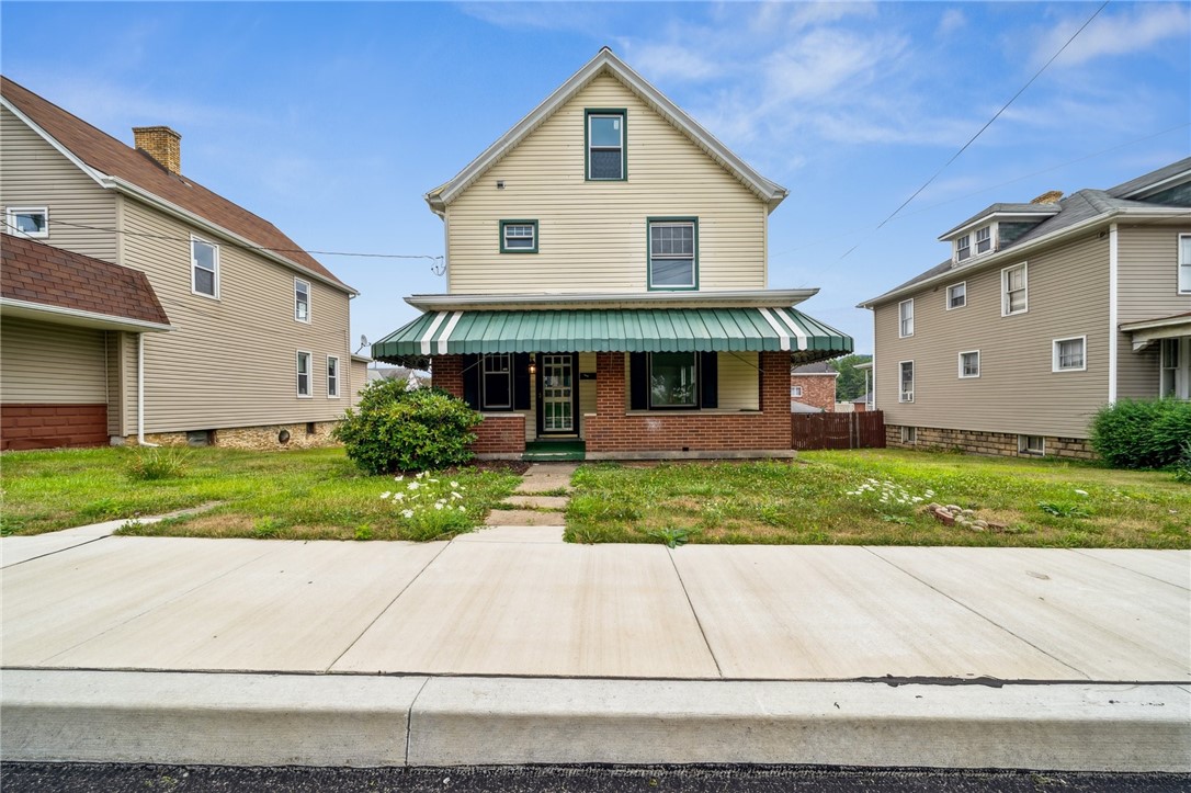 4th St, Youngwood, PA 15697