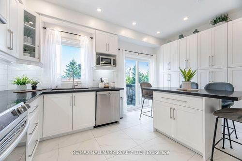 569 Reeves Way Blvd, Stouffville, ON, L4A0H1 | Card Image