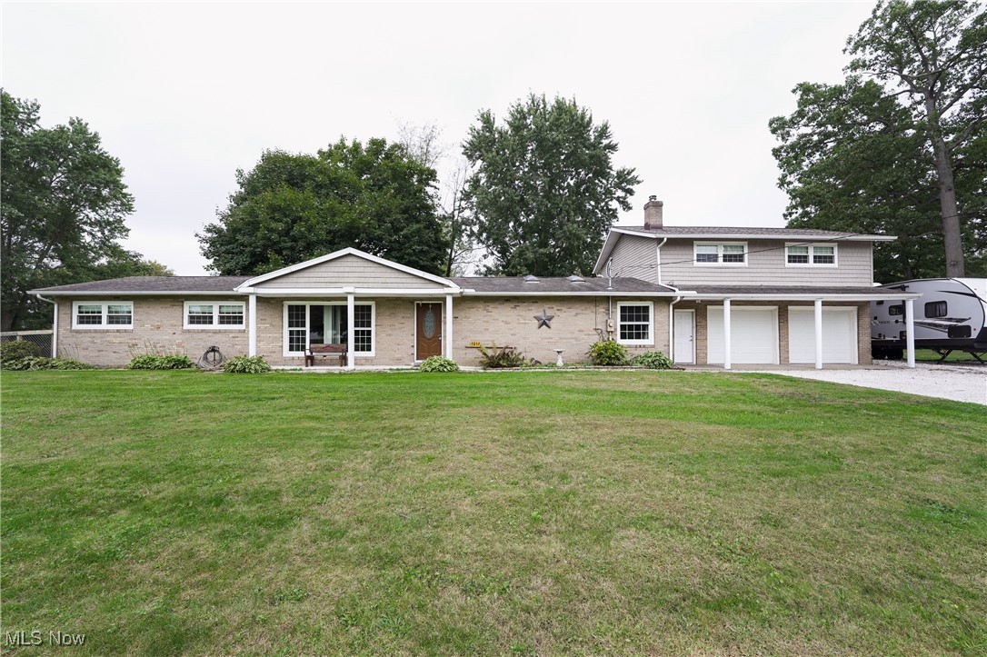 Eloise Cir, Hartville, OH 44632
