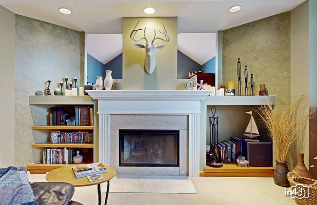 2232 Durand Dr, Townhouse with 2 bedrooms, 2 bathrooms and 2 parking in Downers Grove IL | Image 6