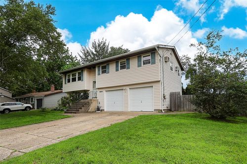 11 Pearl St, Holbrook, NY, 11741-4717 | Card Image