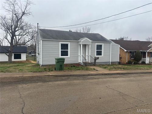 408 Park Dr, Fredericktown, MO, 63645-1482 | Card Image