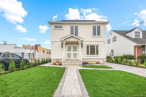 4 S 11th St, New Hyde Park, NY, 11040-4827 | Card Image