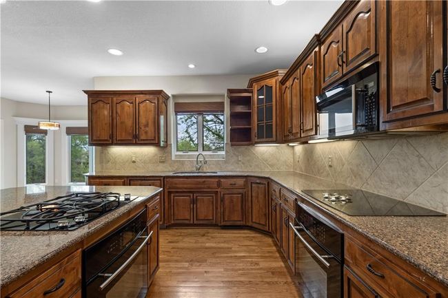 2 Cooktops & 2 Ovens (One gas, one electric) | Image 11