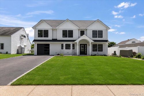 119 Sprucewood, Hempstead, NY, 11756 | Card Image