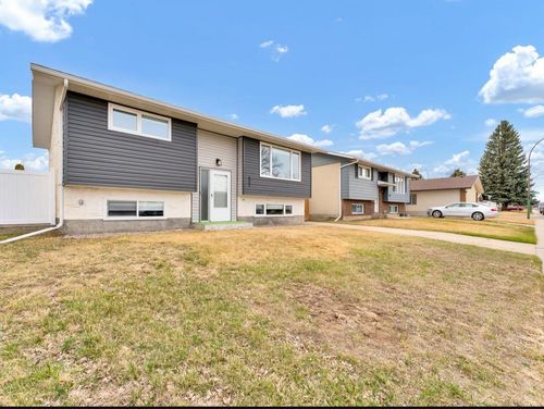 537 18 St Ne, Medicine Hat, AB, T1C1G4 | Card Image