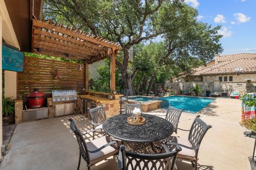 7 Sunview Rd, The Hills, TX, 78738-1528 | Card Image