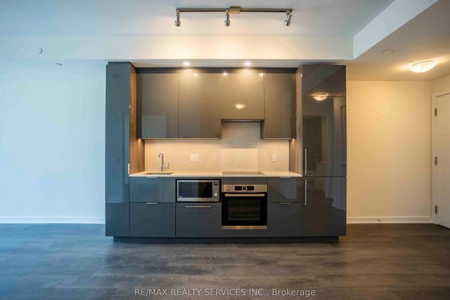 1806 - 28 Freeland St, Condo with 2 bedrooms, 1 bathrooms and null parking in Toronto ON | Image 4