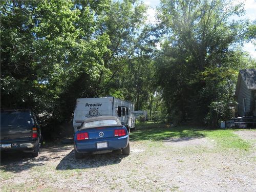 137 E Pacific Ave, Osawatomie, KS, 66064-1153 | Card Image