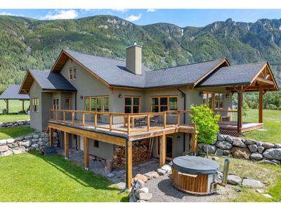 4720 36 St, House other with 5 bedrooms, 4 bathrooms and 2 parking in Canyon BC | Image 3