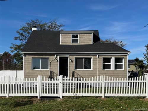 31 Montgomery Street, Islip, NY, 11717 | Card Image