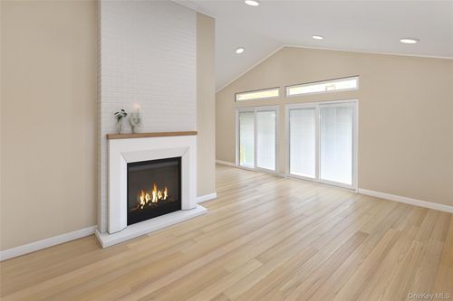 105 Old Riverhead Rd, Hampton Bays, NY, 11946-2022 | Card Image