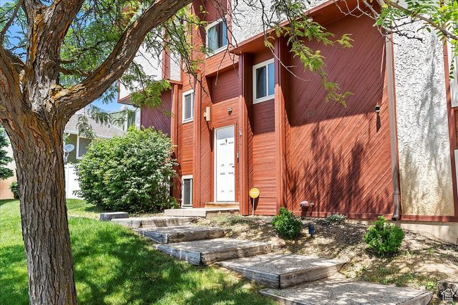 Entrance to property | Image 32