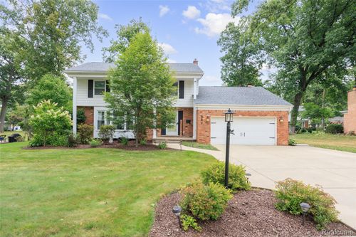 527 Greenwich Ln, Grand Blanc, MI, 48439-1024 | Card Image
