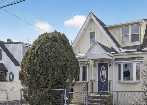 40 Mclaughlin St, Staten Island, NY, 10305-4216 | Card Image