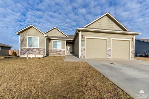 9800 Heather Ln, Manhattan, KS, 66502-1676 | Card Image